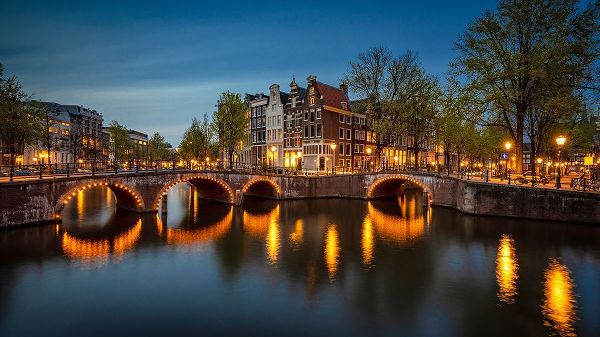 Jaynes Gallery 아티스트의 Europe-The Netherlands-Amsterdam-Canal scene at sunset작품입니다.